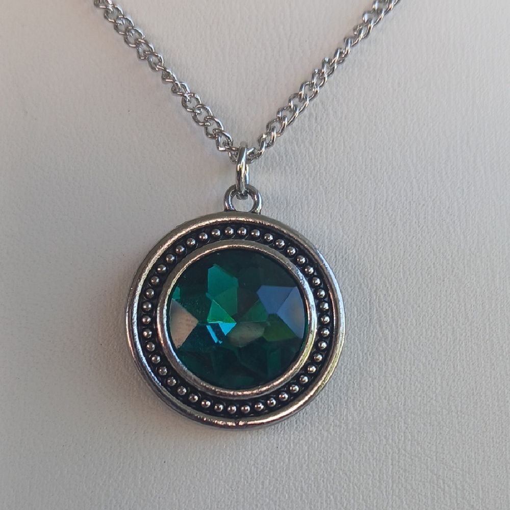 Paparazzi Silver Green Necklace with Elegant Pendant - Picture 4 of 6